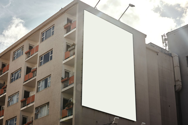 Reklama zawieszona na fasadzie budynku
